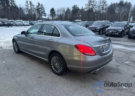 2015 Mercedes-Benz C 300 4Matic z USA, uszkodzony, nr VIN 55SWF4KB8FU029768